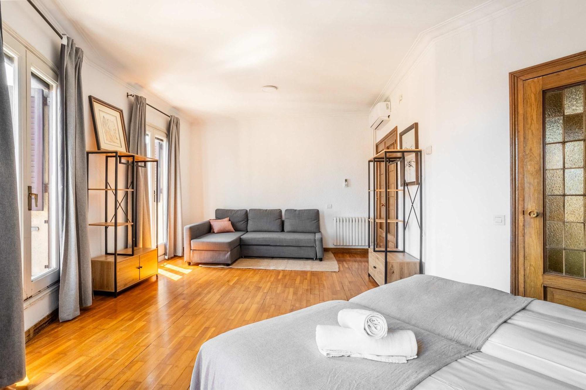 Big For 15 In The Heart Of Eixample Apartament