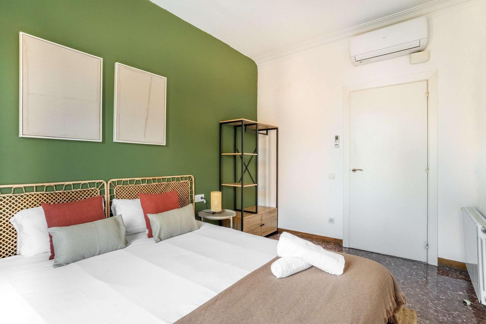 Big For 15 In The Heart Of Eixample Apartament *