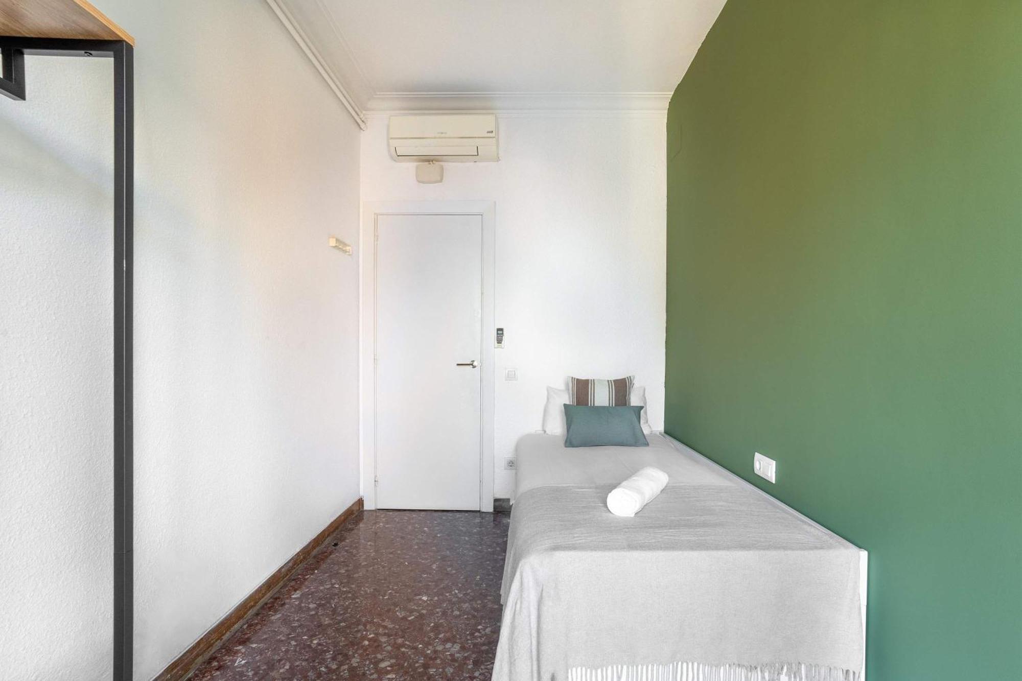 Apartament Big For 15 In The Heart Of Eixample *