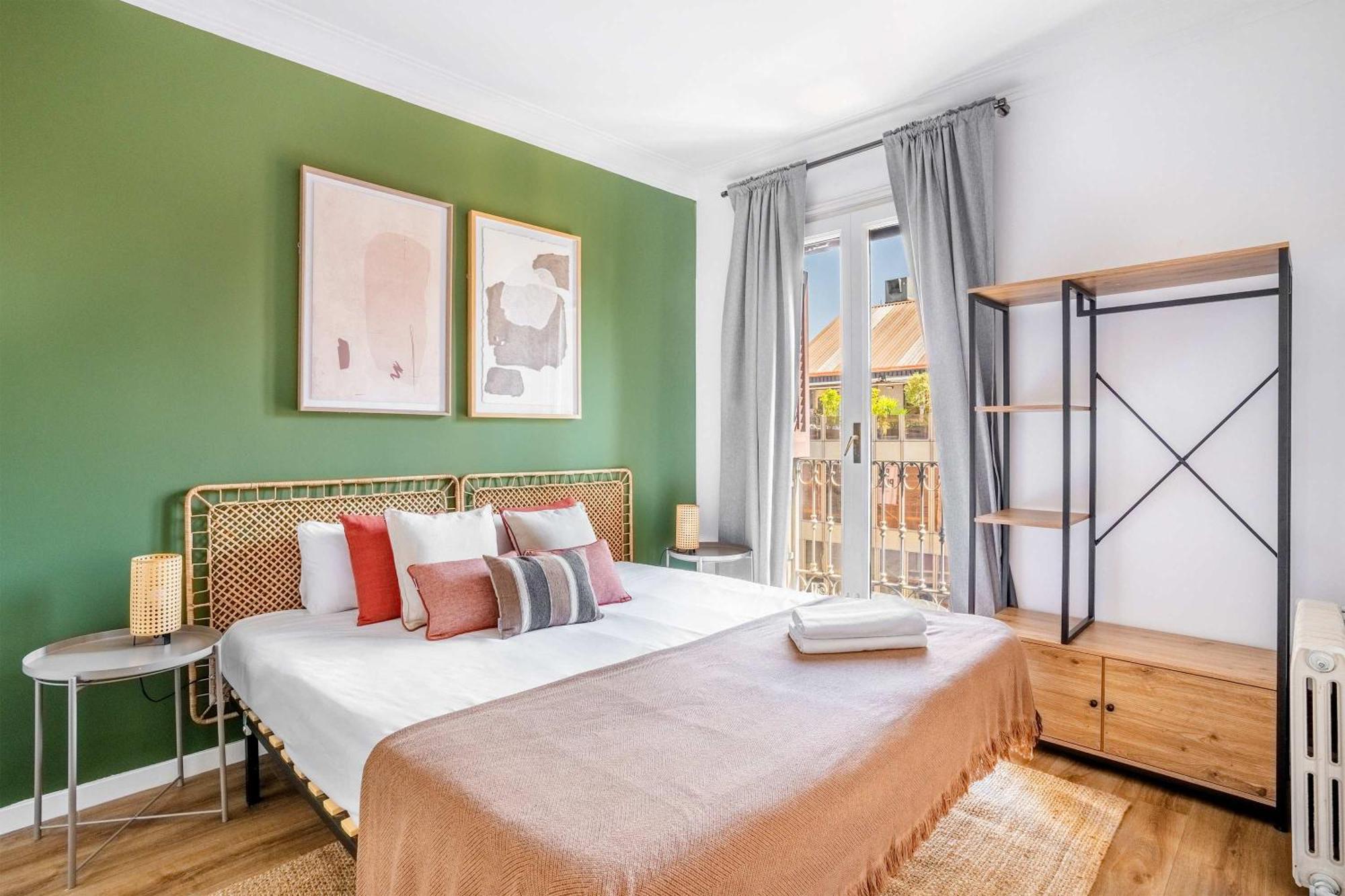Big For 15 In The Heart Of Eixample Apartament